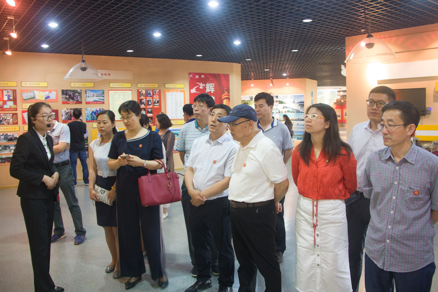 1561013689693054254.jpg 校史馆参观.jpg